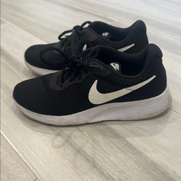 Nike Women’s Size 6.5 Lightweight Black Mesh Sneakers with White Accents - Picture 7 of 11